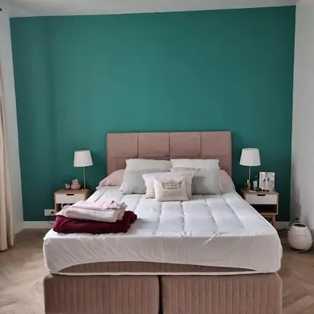 Renovated 16th Flat Apartment
